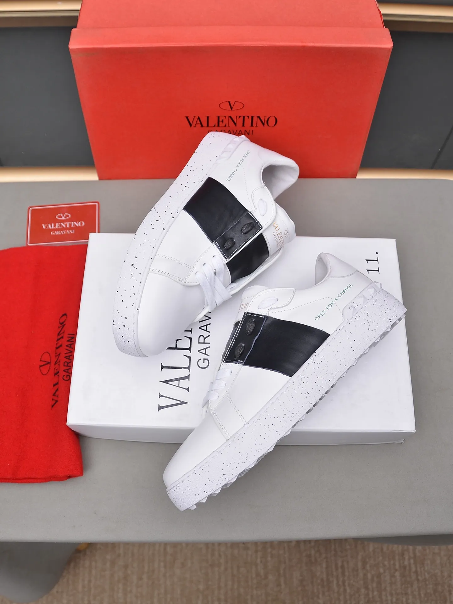 Men's shoes 460💰 (men and women couples) Valentino classic color matching series casual shoes. Made with heavy craftsmanship, good products pay attention to every detail. A must-have trendy item that can be worn all year round, it has been worn by many celebrities and Internet celebrities~~Imported cowhide surface, unique design concept, sheepskin lining, counter quality. Women’s clothing 35-40. Men’s clothing 39-44, 45-46 (returns and exchanges are not supported for custom-made items)